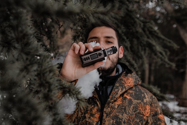Kamarád má elektronickou cigaretu.